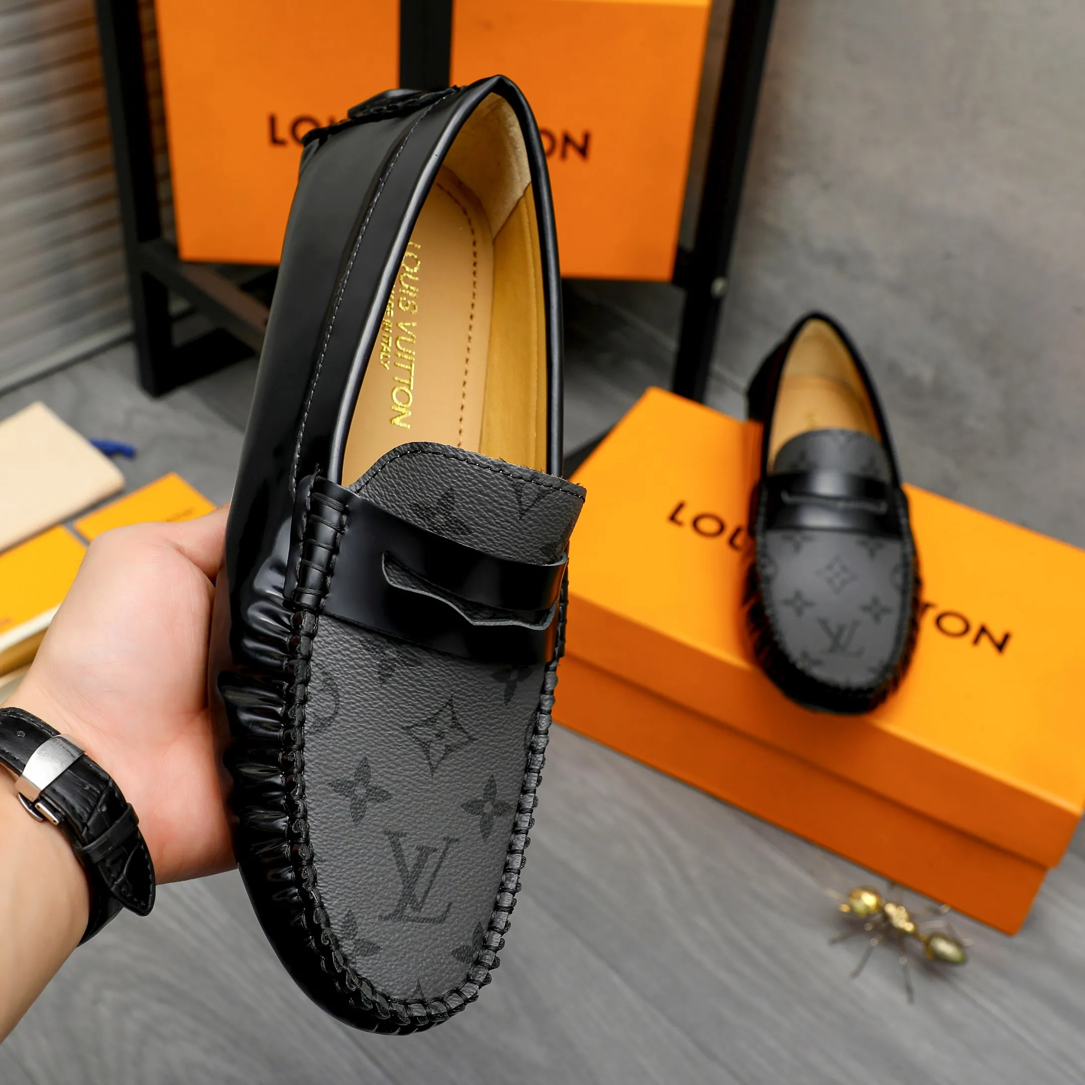 Men's shoes 💰p420 Product trademark: LV "Louis Vuitton" casual slip-on men's shoes Regular size: 38-44 Product materials: Selected classic print splicing patent leather upper, sheepskin lining, original rubber outsole